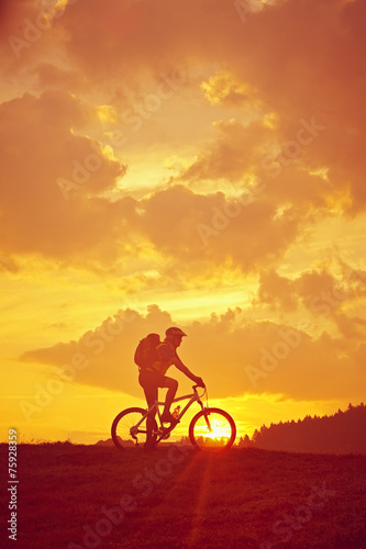 Sonnenaufgang mit Biker Hochformat