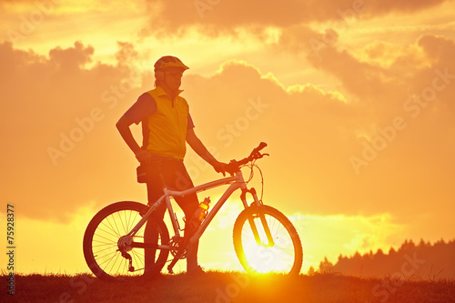Sonnenaufgang mit Biker © upixa