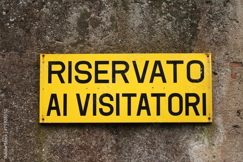 Riservato ai Visitatori, Italian sign