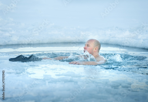 Man bathing in ice cold water © JENOCHE