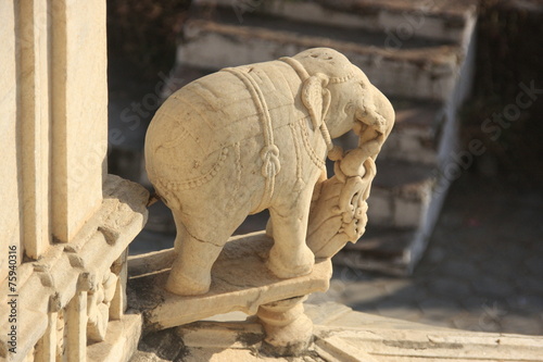 petite sculpture d'éléphant au temple d'Adinath photo