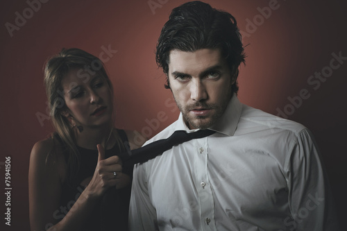 Photos Handsome fashion man portrait with dark tones