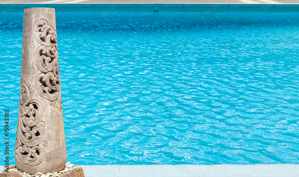 Obraz premium piscine à débordement et vase décoratif de jardin