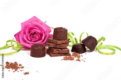 Шоколад, шоколадные конфеты и роза на белом фоне