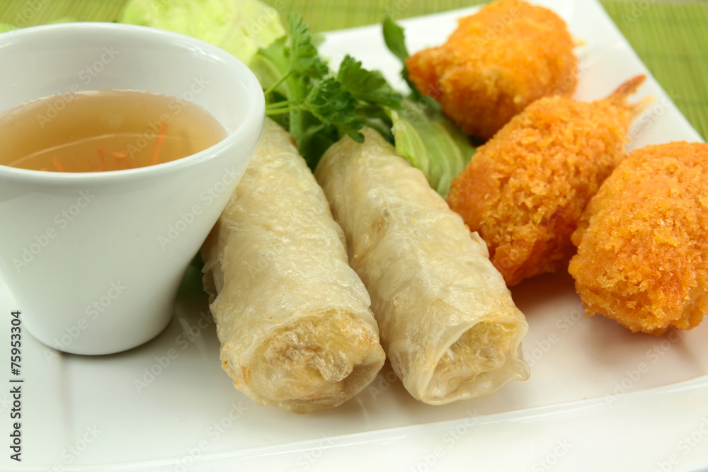 beignets de crabe et nems