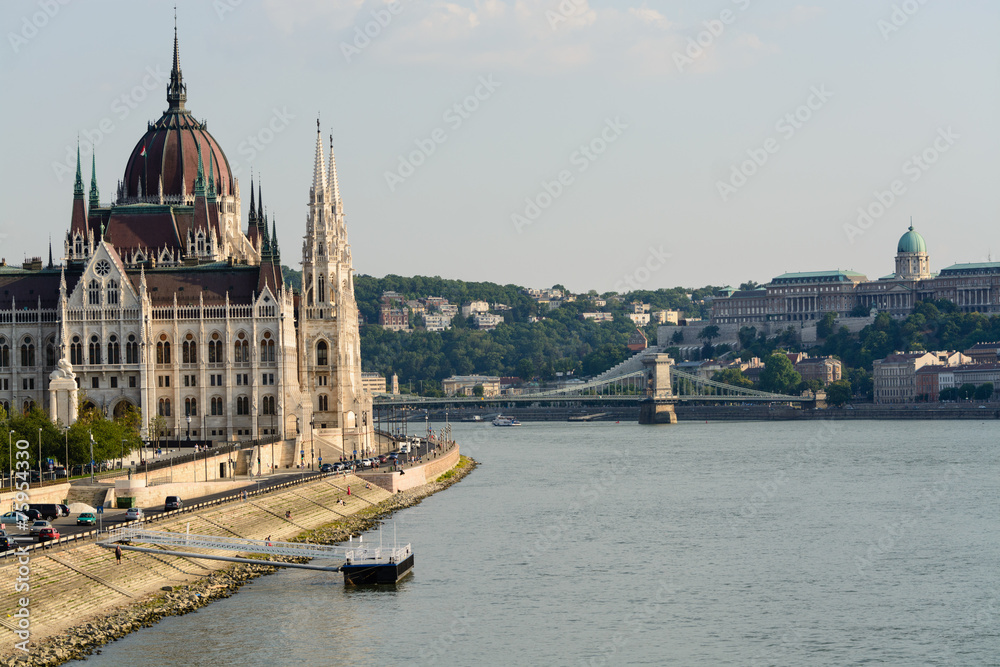 Obraz premium Hungarian parliament along Danube river in Budapest