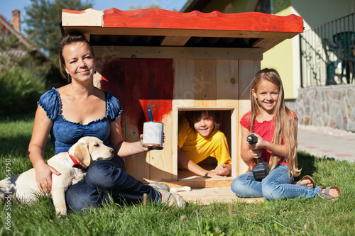 Quadro su tela Happy kids painting the doghouse