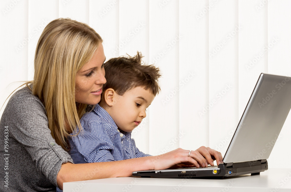 Mutter und Sohn am Computer