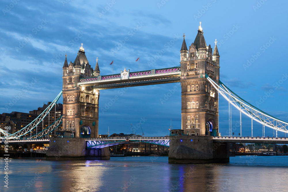 Fototapeta premium Tower Bridge at night, London