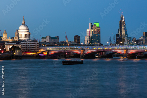 Fototapeta Naklejka Na Ścianę i Meble -  London skyline at dusk