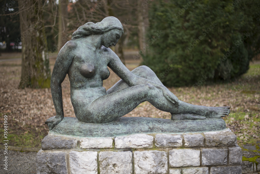 naked woman statue in daruvar
