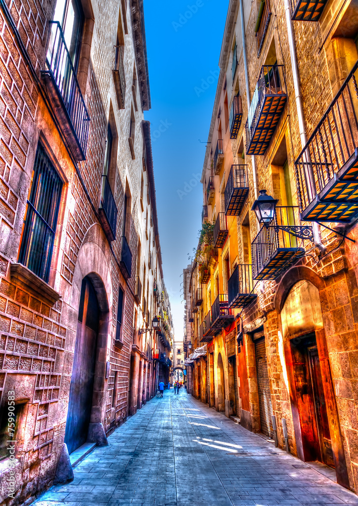 Obraz premium narrow road in the old center of Barcelona in Spain. HDR