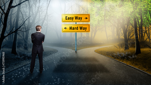 Fotografía Mann steht vor Wahl zwischen Easy Way und Hard Way