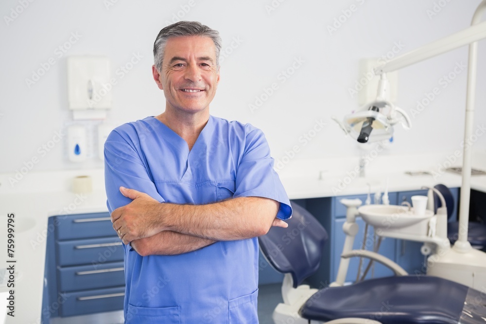Obraz premium Portrait of a friendly dentist with arms crossed