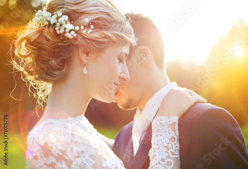Foto Young wedding couple on summer meadow