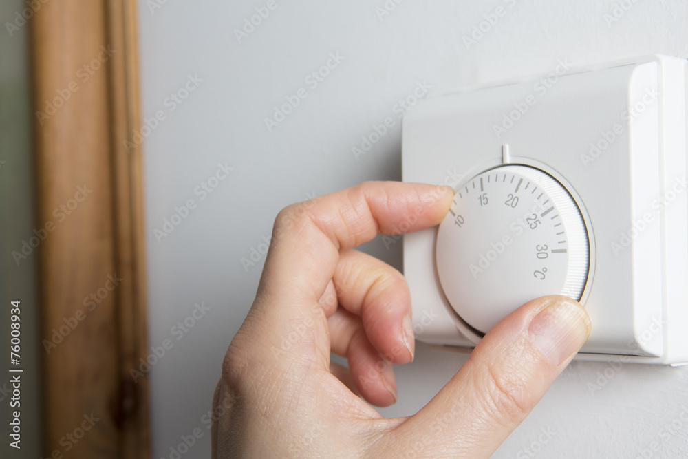 Ταπετσαρία Close Up Of Female Hand On Central Heating Thermostat