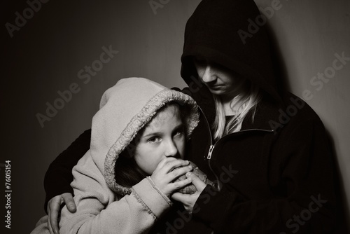 Obraz na płótnie Homeless mother with her daughter. Poor family. w salonie