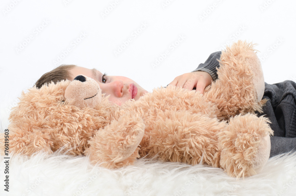 Trauriger Junge mit Teddy StockFoto Adobe Stock