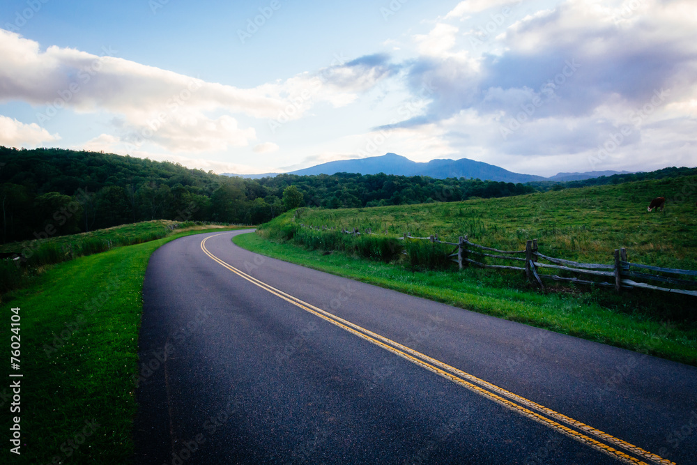 Fototapeta premium Blue Ridge Parkway w pobliżu Blowing Rock w Północnej Karolinie.
