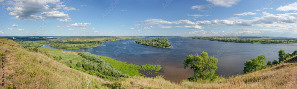 Панорамный летний пейзаж с высокого берега реки