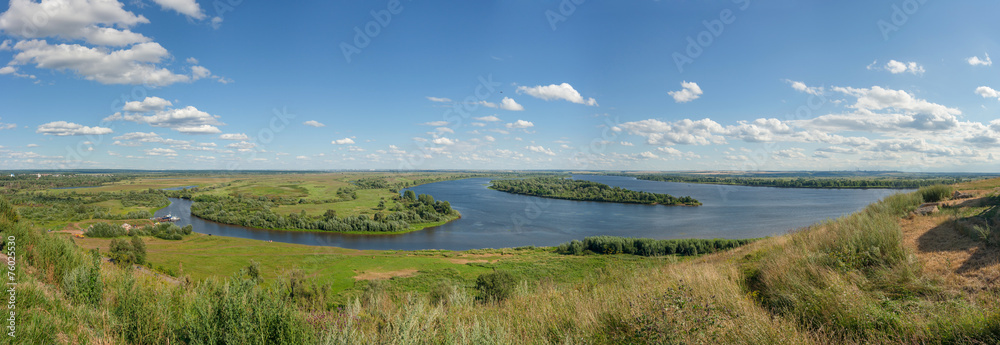 Obraz premium Панорамный летний пейзаж с высокого берега реки