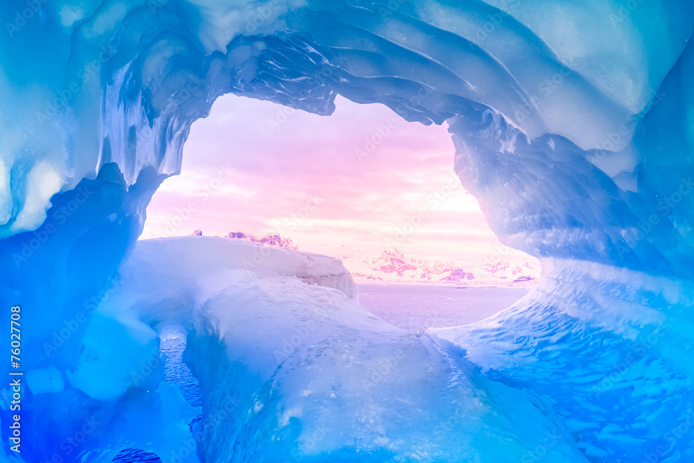 Fototapeta premium blue ice cave