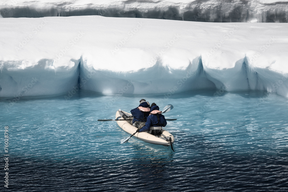 Naklejka premium Two men in a canoe