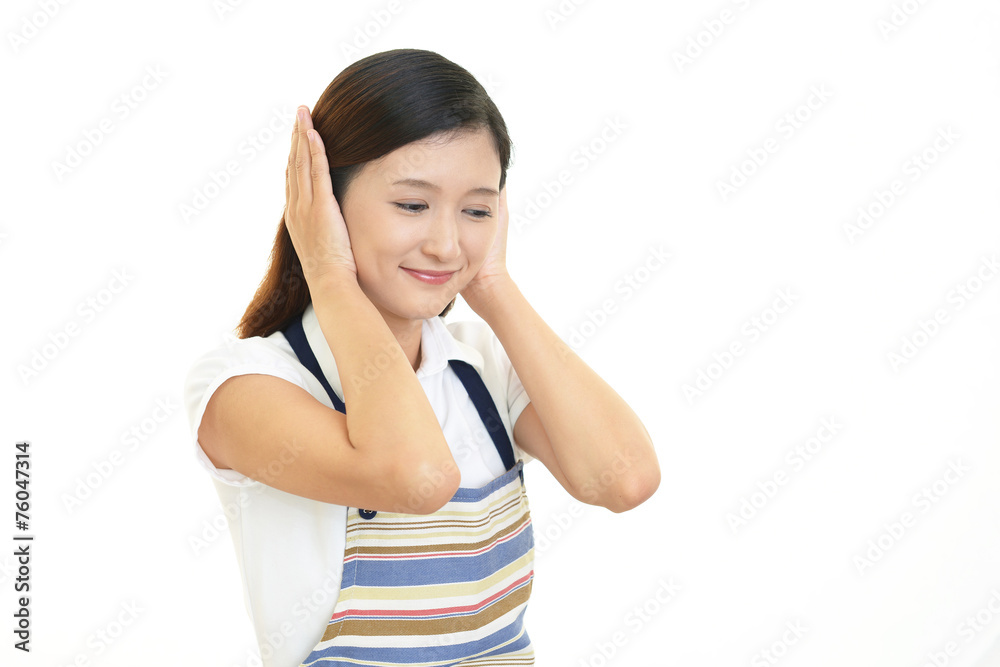 耳を押さえる女性