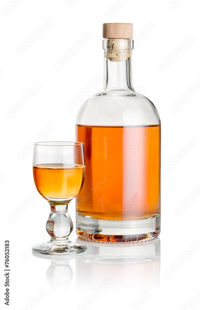 Flasche und Klechglas gefüllt mit bernsteinfarbener Flüssigkeit Flasche und Klechglas gefüllt mit bernsteinfarbener Flüssigkeit