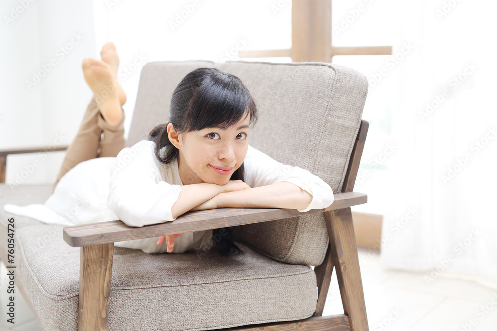 ソファ・若い女性 ソファ・若い女性