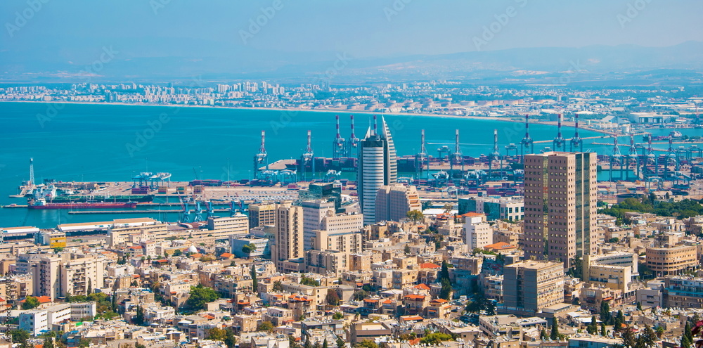 Obraz premium Israel's largest port on Mediterranean Sea - Haifa
