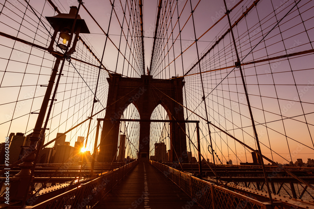 Fototapeta premium Brooklyn Bridge Sunset z panoramą Manhattanu w USA