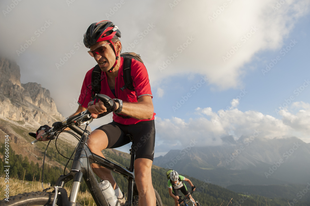 Cyclists drive fall in the Dolomites and fight Cyclists drive fall in the Dolomites and fight