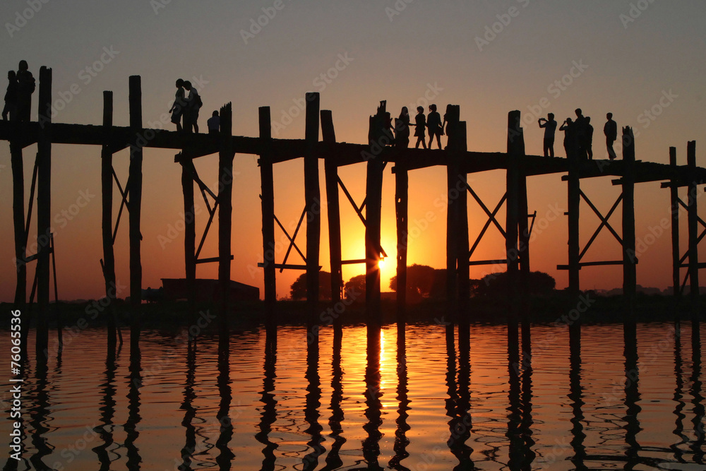 Touristes sur le pont U-Bein au coucher du soleil Touristes sur le pont U-Bein au coucher du soleil