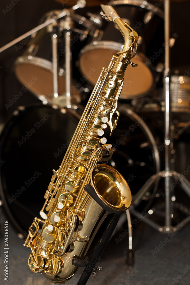 Obraz premium Saxophone on the stand