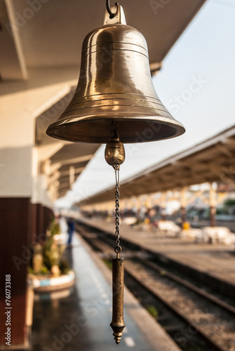 Fotografia Closeup of a brassy bell at Thailand's train station.
