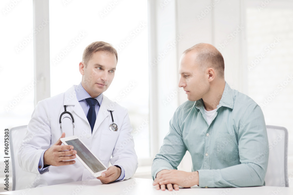 Obraz premium doctor with tablet pc and patient in hospital