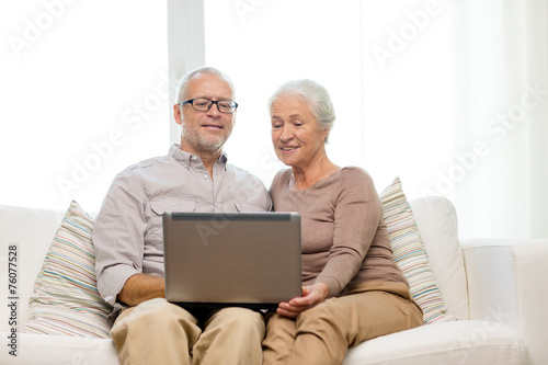happy senior couple with laptop at home © Syda Productions