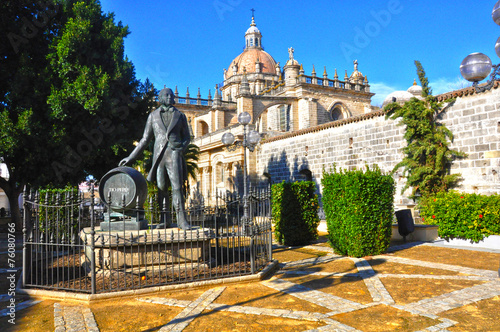 Jerez, monumento al Tío Pepe con la catedral al fondo, Cádiz, Andalucía, España