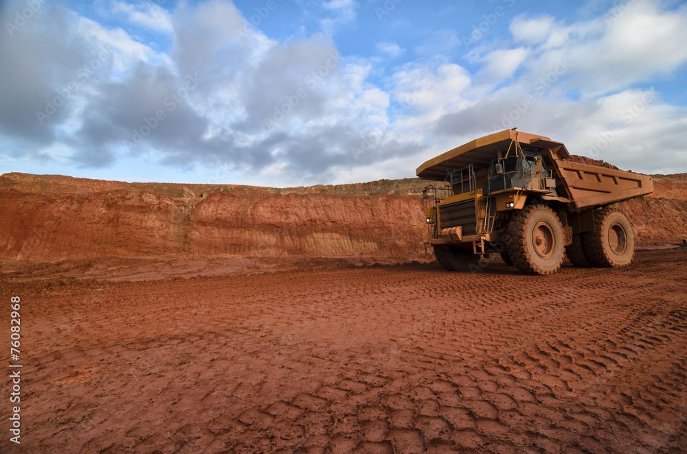 Obraz premium Closeup of a loaded tip-truck in an open mine