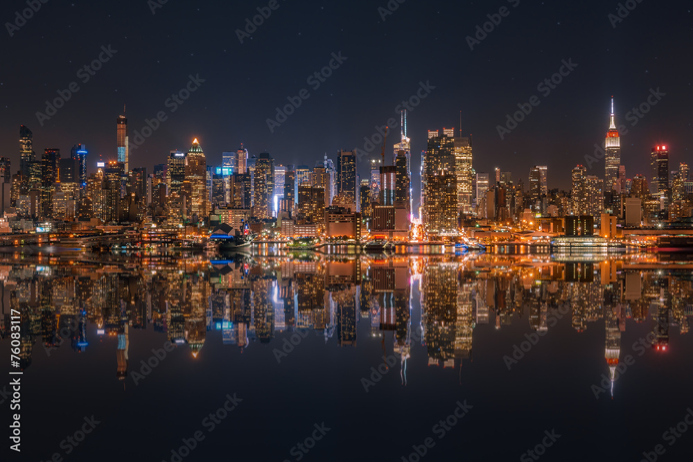 Fototapeta premium Lower Manhattan skyline at night reflected in water