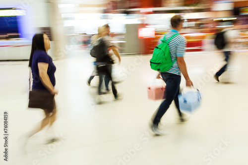 Menschen am Flughafen in Bewegungunschärfe
