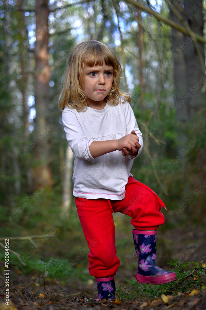 Fototapeta premium Girl in the forest