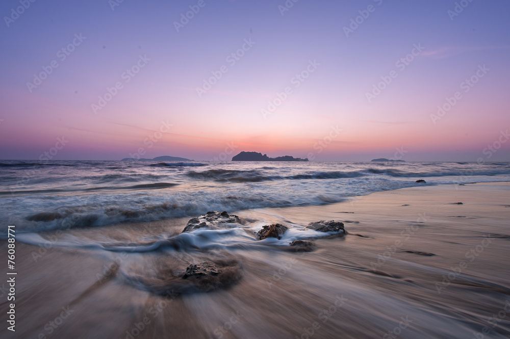 Obraz premium Landscape of sea with dramatic wave and rock in sunset.