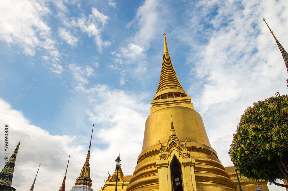 Naklejka premium ワットプラケオの仏塔 ローアングル
