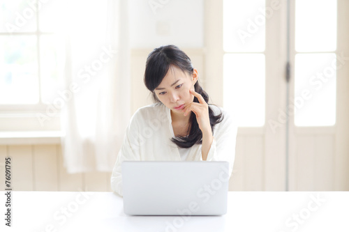 Foto ノートパソコン・若い女性