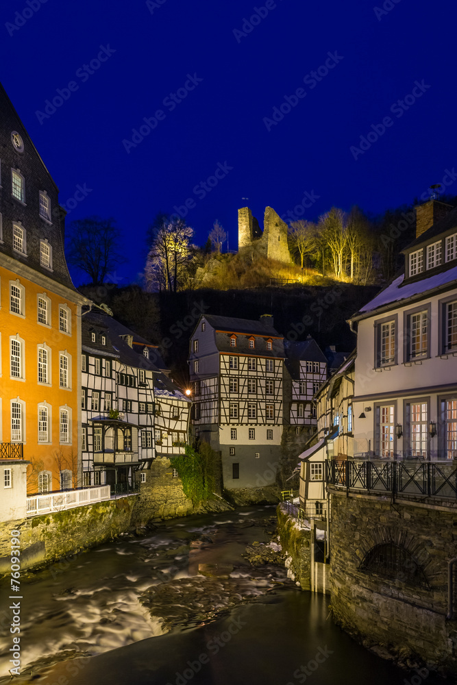 Naklejka premium Rotes Haus und Haller zur Blauen Stunde