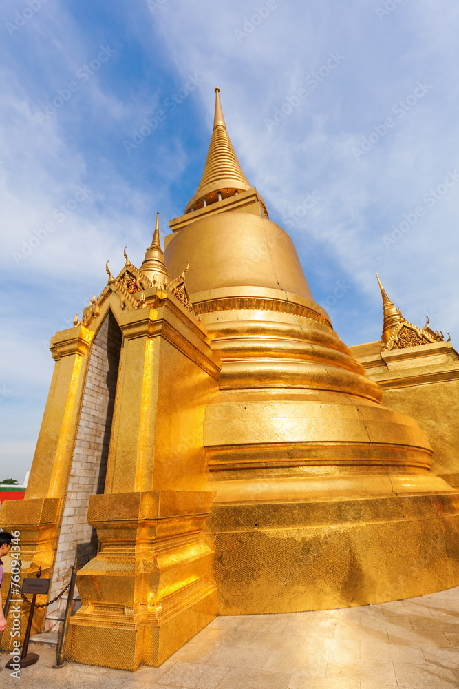 Fototapeta premium goldener Chedi am Wat Phra Kaeo in Bangkok