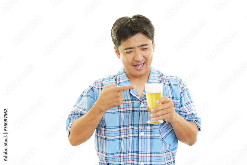 ビールを飲む笑顔の男性 ビールを飲む笑顔の男性