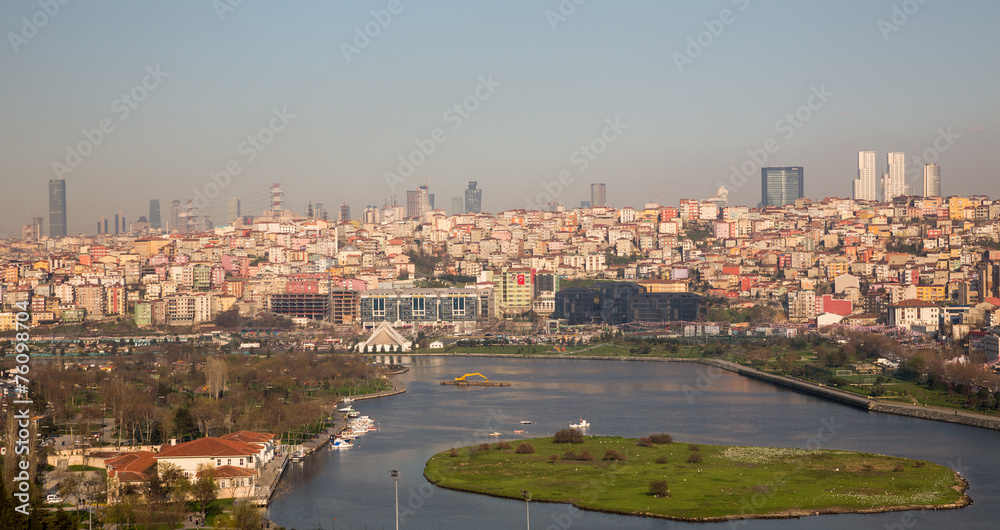 Fototapeta premium Kolorowe domy i biurowce na wzgórzu w Stambule